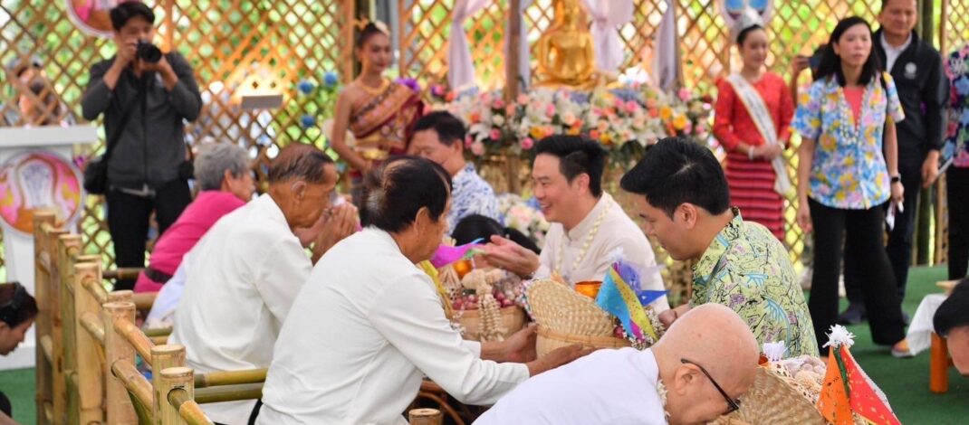 นายกรัฐมนตรี ชวนมาแอ่วเมืองเหนือ นำคณะ สระเกล้าดำหัวผู้อาวุโส ร่วมงาน ”ป๋าเวณีปี๋ใหม่เมือง ท่องวิถีสันกำแพง @ โหล่งฮิมคาว“ ณ ชุมชนโหล่งฮิมคาว อำเภอสันกำแพง จังหวัดเชียงใหม่