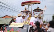 ชาวปายและนักท่องเที่ยวออกมาเล่นน้ำ ชมขบวนแห่สรงน้ำพระพุทธรูปศักดิ์สิทธิ์ ของอำเภอปาย เนื่องในประเพณีสงกรานต์ 13 เมษายน 2568 สร้างความคึกคักสนุกสนานไม่แพ้ที่ใด
