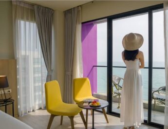 โรงแรมฟอร์จูน แสงจันทร์ บีช สถานที่พักผ่อนริมทะเลแห่งใหม่ของจังหวัดระยอง โรงแรมสไตล์โมเดิร์นสูง 7 ชั้น ตั้งอยู่ริมหาดแสงจันทร์ หาดที่เงียบสงบโดดเด่นด้วยแนวหินกั้นคลื่นลมที่ทอดยาวดูแปลกตาและสวยงามกว่าหาดใดที่เคยเห็น