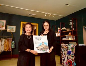 ผู้ว่าการ ททท. เยี่ยมชมงาน “Thailand Biennale Phuket” ผลักดันการท่องเที่ยวตามรอยศิลปิน สู่ประสบการณ์ท่องเที่ยวเชิงศิลปะระดับนานาชาติ พร้อมเชิญชวน นักท่องเที่ยว มาสัมผัส งานของศิลปินกว่า 60 คน ทั่วโลก ในพื้นที่จัดแสดงณจังหวัดภูเก็ต โดยงานจะมีถึง เมษายน 2569