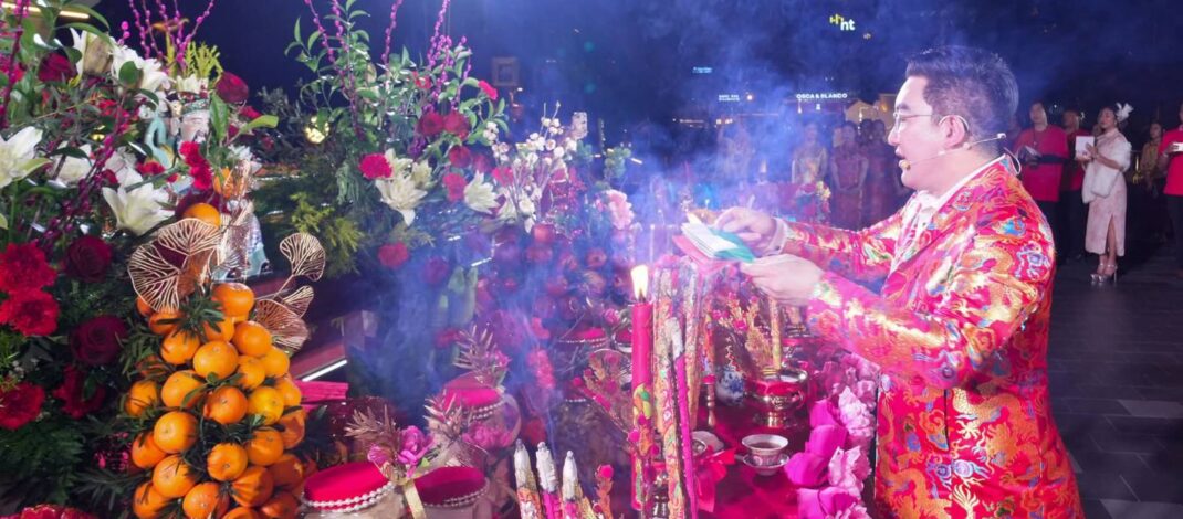 เสริมความมั่งคั่ง เบิกทรัพย์รับโชค 2026.02.16 งานไหว้เทพเจ้าไฉ่ซิงเอี้ย เพื่อความเป็นสิริมงคล ที่ลานโค้งน้ำท้องมังกร ไอคอน สยาม ICONSIAM โดย อาจารย์ คฑา ชินบัญชร นำไหว้เทพเจ้าไฉ่ซิงเอี้ย “