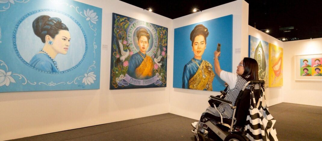 น้อมศิระกราน รำลึกแม่แห่งแผ่นดิน ผู้ว่า ททท. เชิญร่วมงาน ที่สุดแห่งความประทับใจ ครั้งแรกกับ The Night by Amazing Thailand โดยมากับ theme รอยไหมในแสงจันทร์