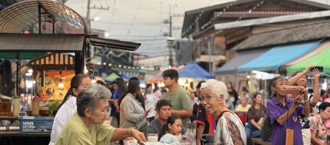 การท่องเที่ยวแห่งประเทศไทย (ททท.) สำนักงานสุโขทัย ร่วมกับชมรมส่งเสริมการท่องเที่ยวโดยชุมชนนครชุม และเทศบาลตำบลนครชุม ขอเชิญชวนนักท่องเที่ยวและผู้สนใจร่วมเปิดประสบการณ์การท่องเที่ยวรูปแบบใหม่ ภายใต้กิจกรรม “Feel all the feelings @ Kamphaeng Phet” ณ ตลาดย้อนยุคนครชุม ตำบลนครชุม อำเภอเมือง จังหวัดกำแพงเพชร เพื่อร่วมสัมผัสเสน่ห์ของชุมชนเก่าอันทรงคุณค่า ผ่านวิถีชีวิต วัฒนธรรม อาหาร และเรื่องราวที่ยังคงมีชีวิต