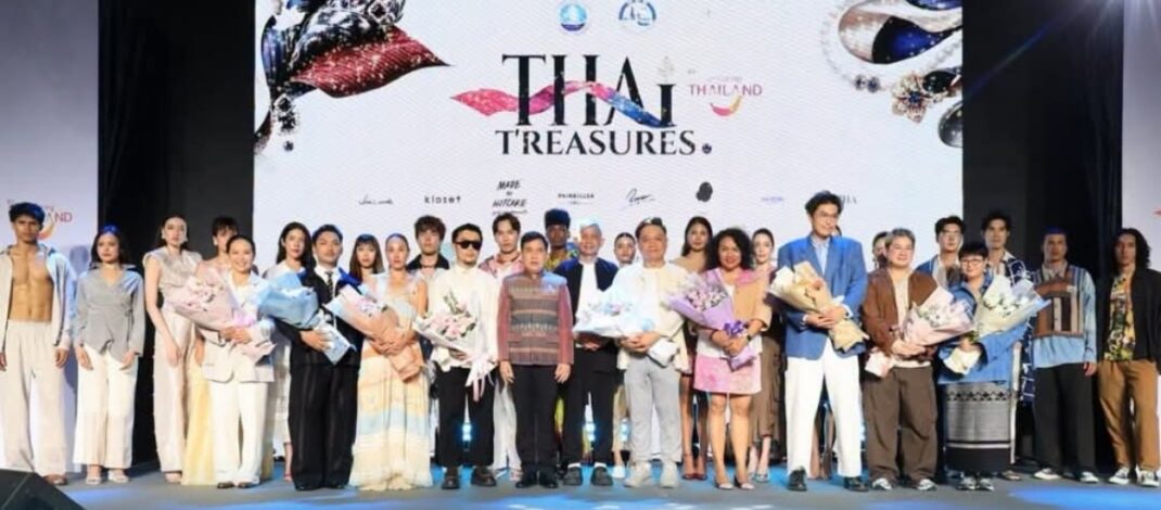 ททท. เปิดงาน “THAI T’REASURES by Amazing Thailand” ชู “ของดีประเทศไทย” ผสานแฟชั่นไทยร่วมสมัย ดึง 8​ดีไซเนอร์–ICONCRAFT–อัญมณีไทย สู่รันเวย์ “แฟชั่นไทยเท่” 